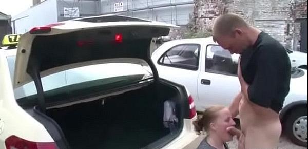 Jungspund darf MILF Taxifahrerin fuer ein kleines TG ficken